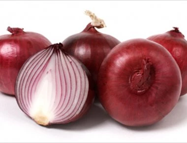 Πώς ξεμυρίζουν τα χέρια από κρεμμύδι και σκόρδο (βίντεο)